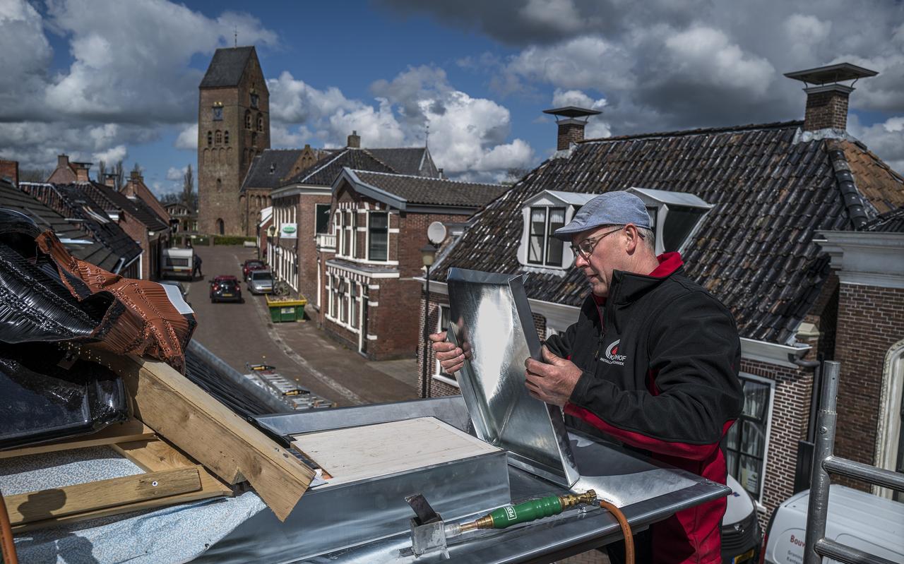 WOZ-waarden stijgen explosief door de vastgelopen huizenmarkt. Raadslid Ger Drenth (CU) van de gemeente Eemsdelta deed een steekproef in Stedum (zie foto). Daar zijn huizen in sommige gevallen tienduizenden euro's meer waard geworden. WOZ-waarden stijgen explosief door de vastgelopen huizenmarkt. Raadslid Ger Drenth (CU) van de gemeente Eemsdelta deed een steekproef in Stedum (zie foto). Daar zijn huizen in sommige gevallen tienduizenden euro's meer waard geworden.
