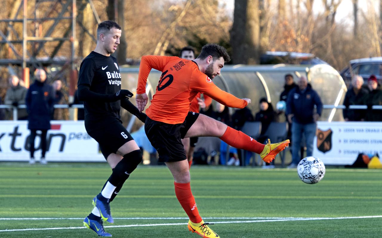 Oranje Nassau-speler David Voigt (in het oranje) haalt met links uit in de derby tegen Pelikaan S. Beide ploegen hebben nog goede papieren om kampioen te worden.