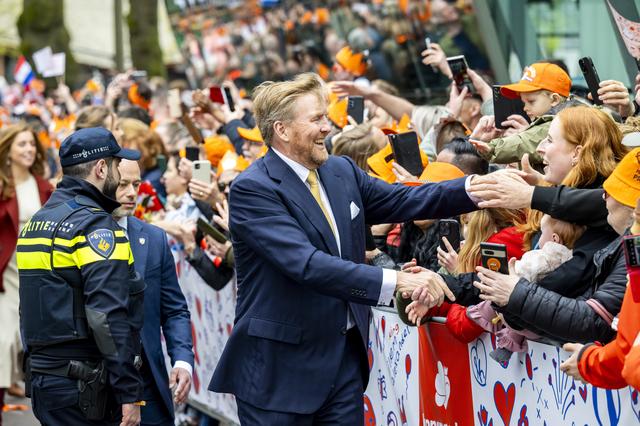LIVE | Koninklijke familie aangekomen in Dokkum en handhaving streng bij Oranjemarkt in Sappemeer