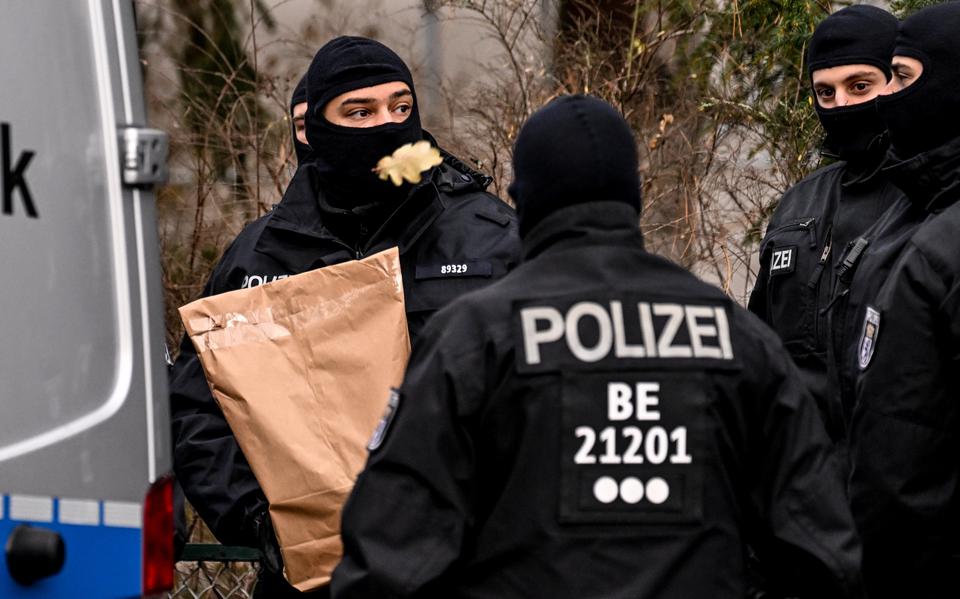 De Duitse politie hield tientallen verdachten uit rechts-extremistische hoek aan; leden van de beweging van zelfbenoemde Rijksburgers.