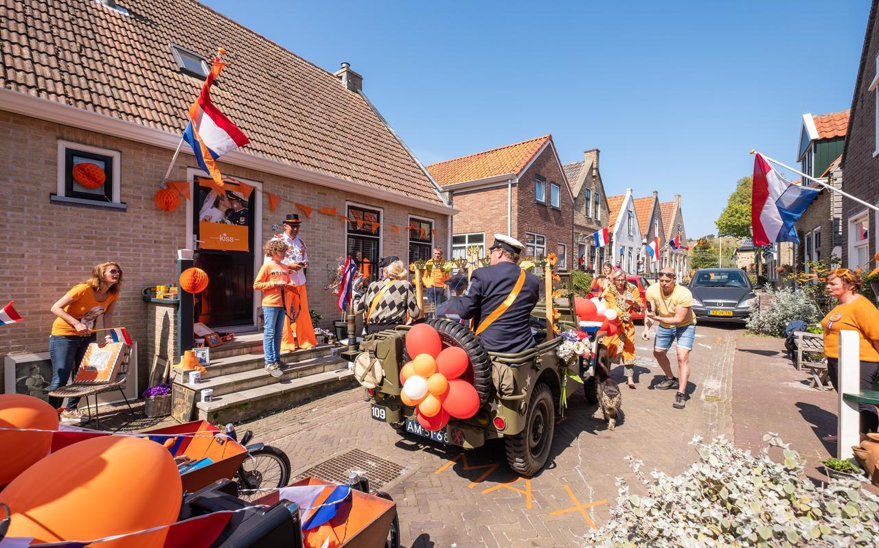 Sven Volkers en Eloise India reden als vorstelijk paar door de straten van West-Terschelling. Sven Volkers en Eloise India reden als vorstelijk paar door de straten van West-Terschelling.