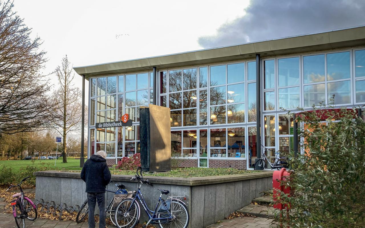 In de bieb in Warffum vinden nu ict-werkzaamheden plaats. In de bieb in Warffum vinden nu ict-werkzaamheden plaats.