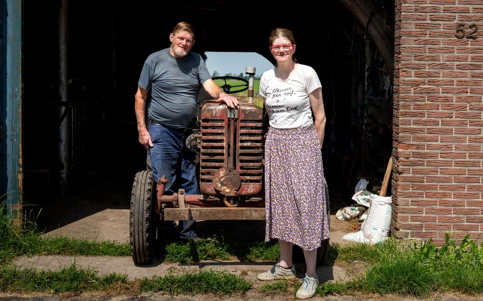 Marike Hazenberg (41) met haar vader Meerten (79) op hun boerderij in Doezum. 