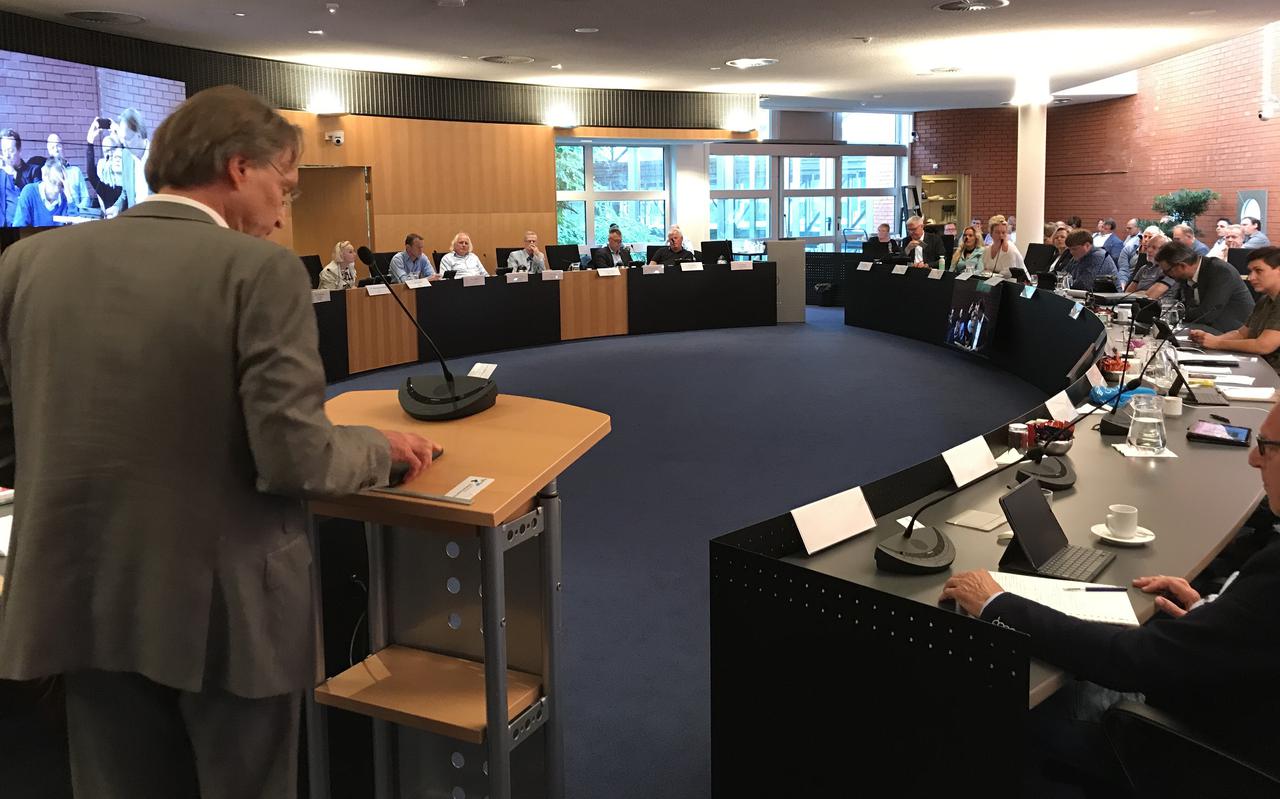 Fractievoorzitter Klaas Wybo van der Hoek (GroenLinks) aan het woord tijdens de raadsvergadering van de gemeente Westerkwartier.