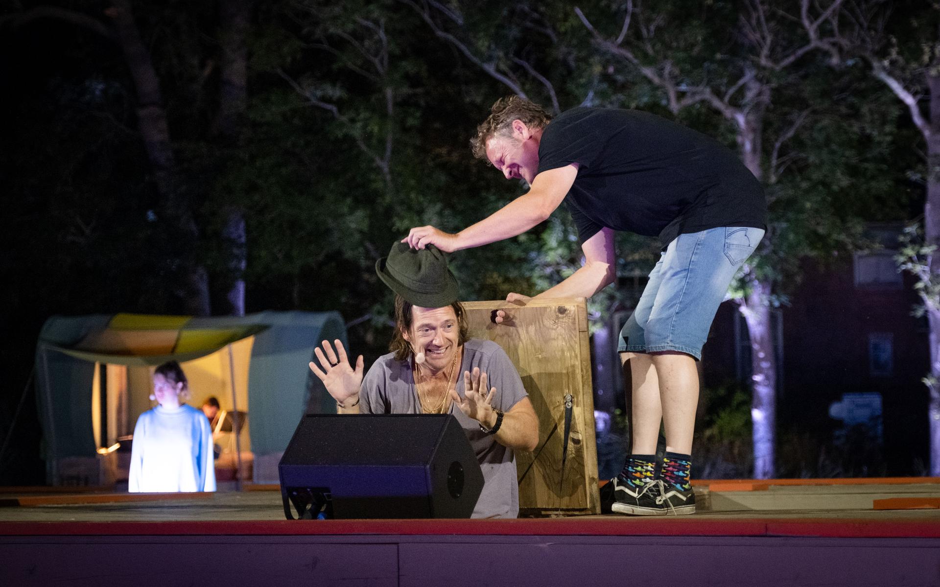 'Hollands Hoop' beleeft een hete repetitiedag op de wietboerderij in Overschild. 'Dit is geniaal bed