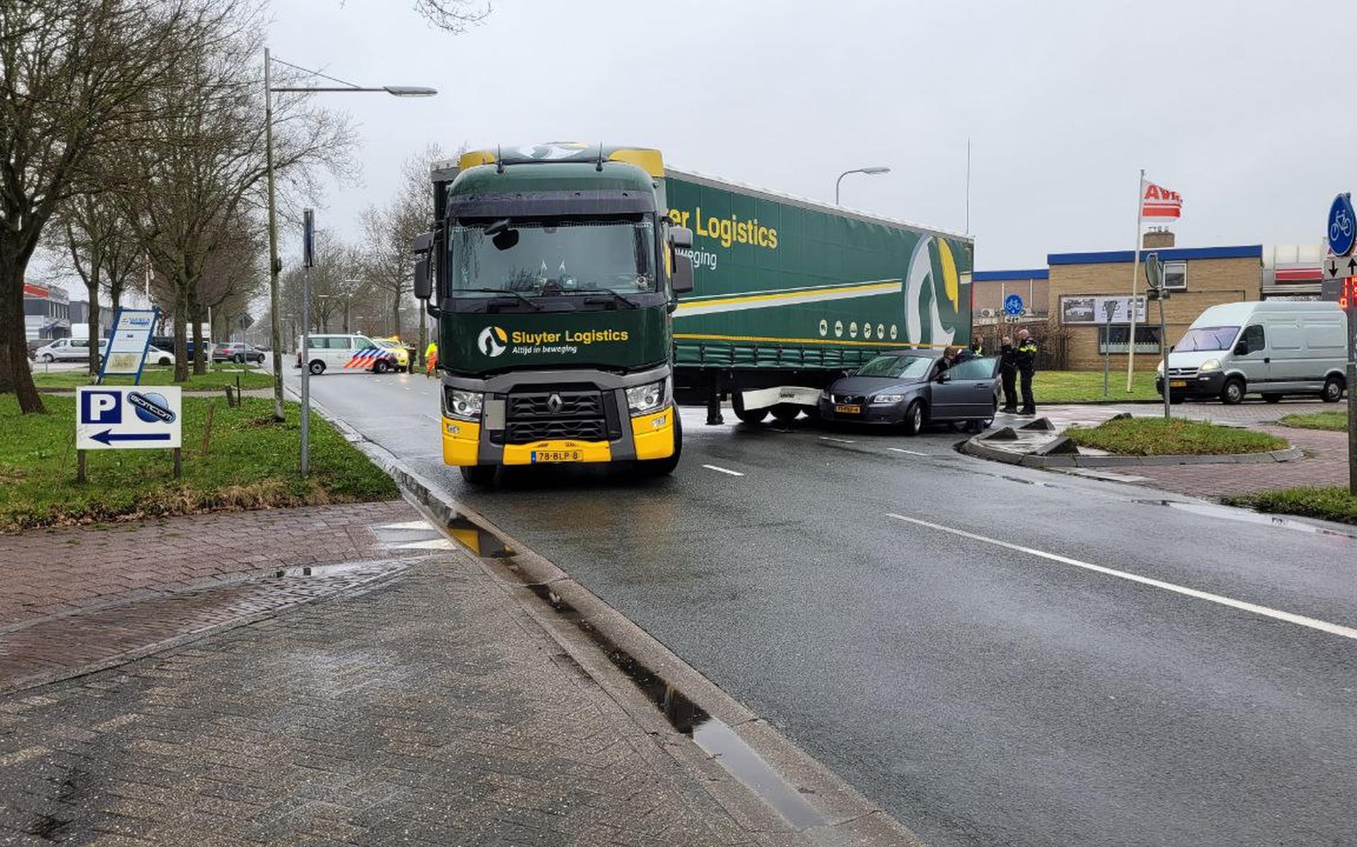 Een automobilist is woensdagmiddag klem komen te zitten met een voertuig onder een vrachtwagen.