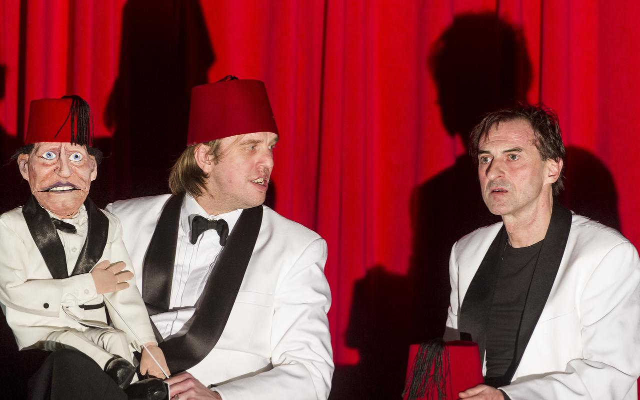 Jan Jaap van der Wal (met Tommy Cooper-buikspreekpop) en René van 't Hof Jan Jaap van der Wal (met Tommy Cooper-buikspreekpop) en René van 't Hof