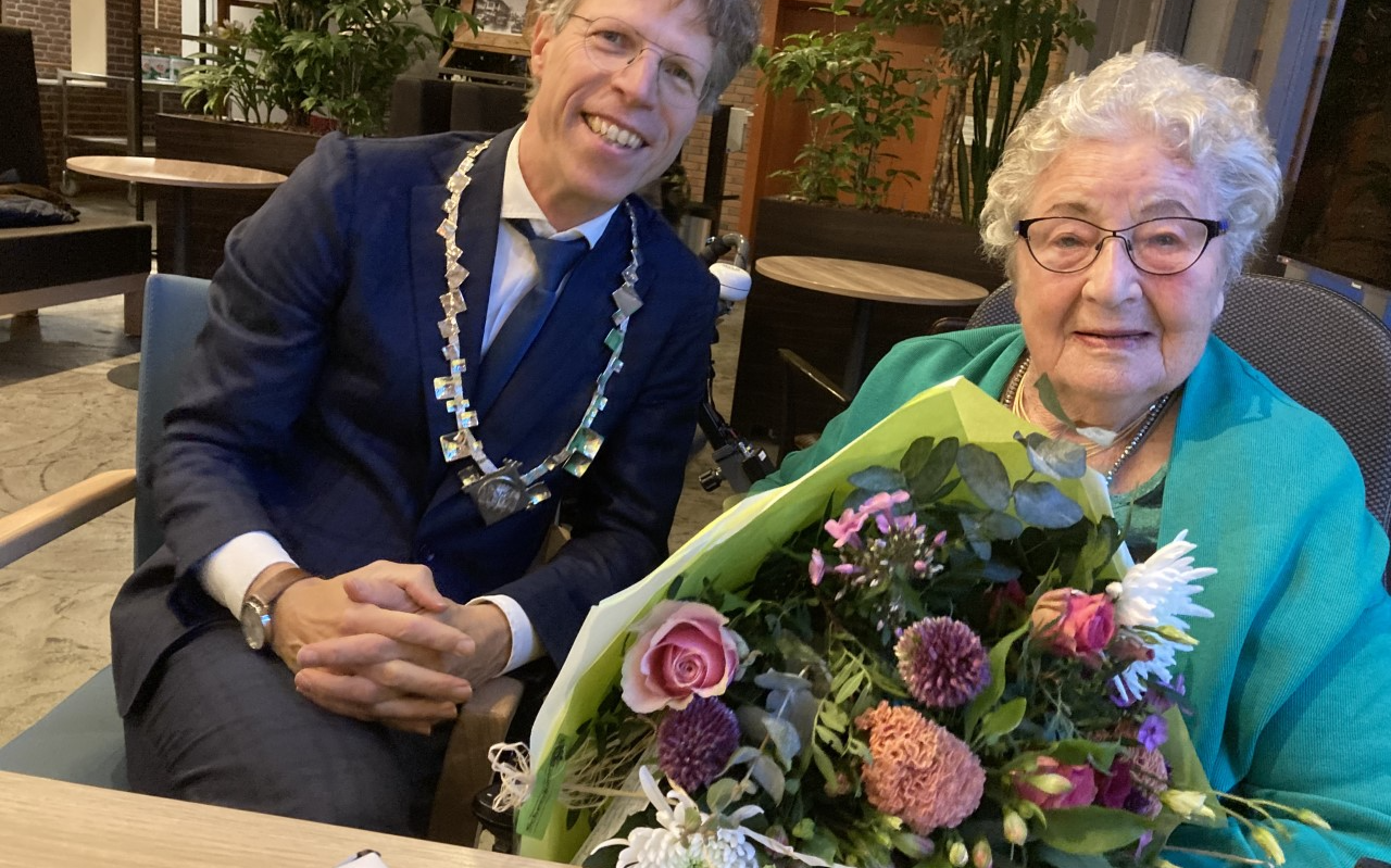 Eeuwelinge Grietje Weggelaar werd in de bloemen gezet door burgemeester Ard van der Tuuk.