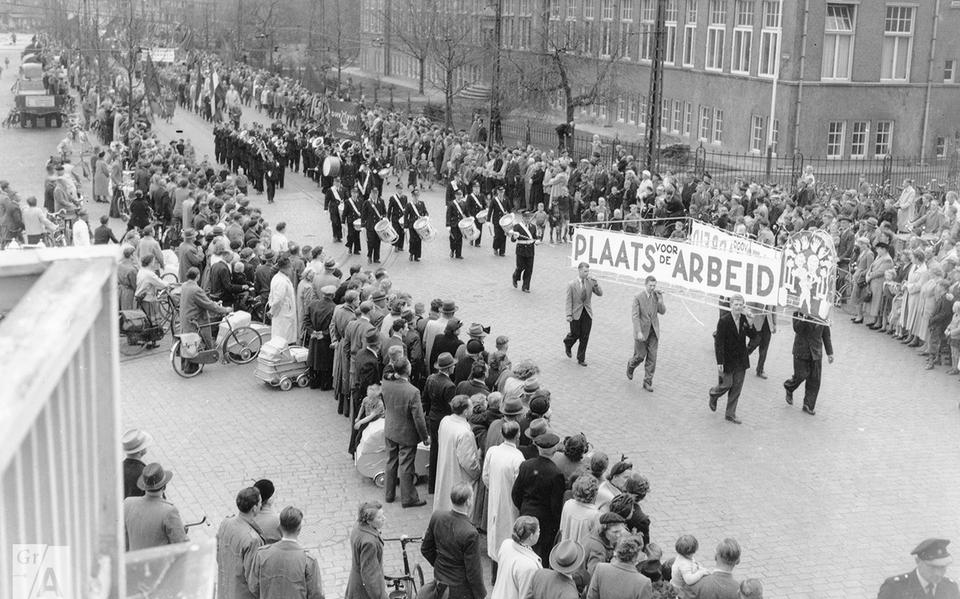 1 Mei-optocht, Bloemsingel Groningen, 1954.