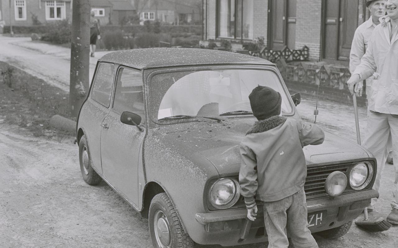 Inwoners van Schoonebeek maken hun auto schoon na de olieregen.