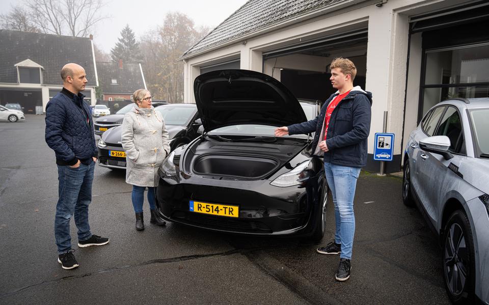 Sebastiaan Rodenboog (rechts) van Mobility Service Electric in Eelde praat met enkele belangstellenden over elektrisch rijden. Foto: Jaspar Moulijn