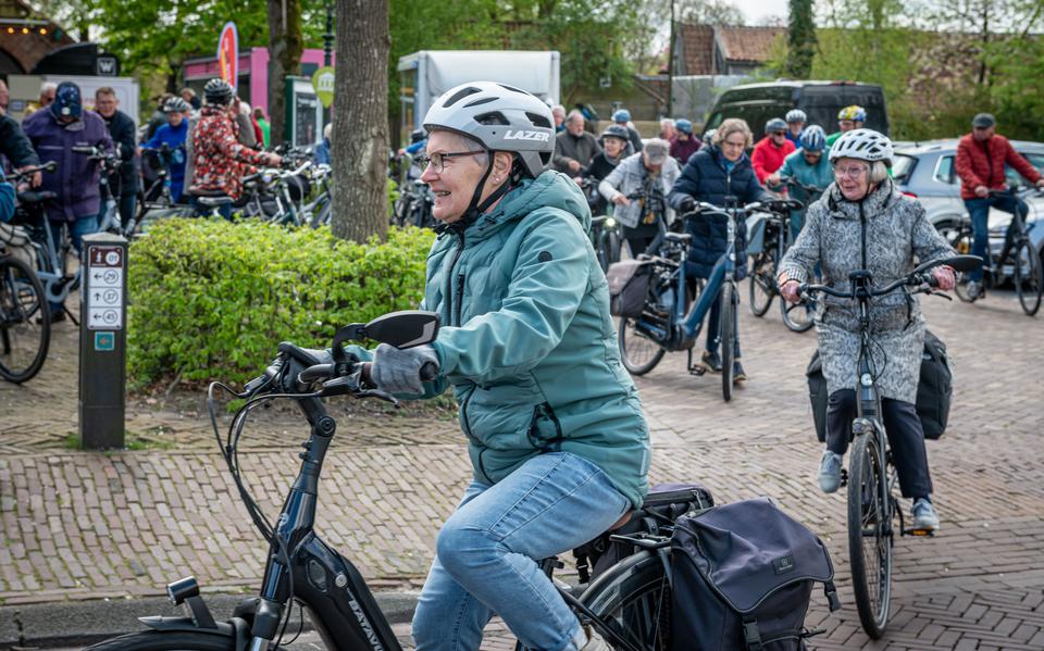 De landelijke fietshelmdag werd onder meer opgeluisterd met een fietstocht vanaf theater de Winsinghhof in Roden. 