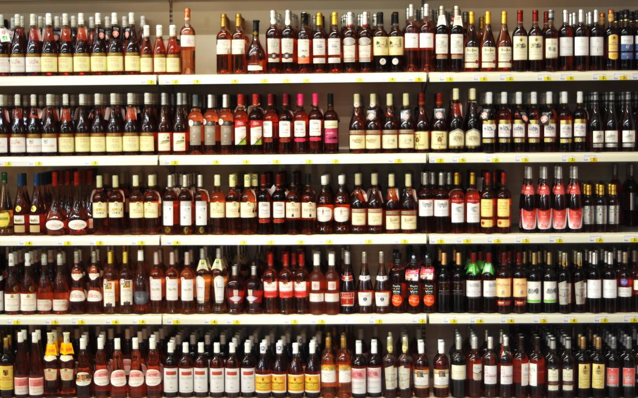 Het verbod op alcoholverkoop in de avonduren stelt supermarkten voor een dilemma: eerder dicht of risico op discussies met lastige klanten?