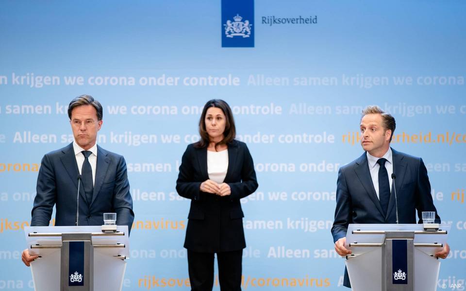 Minister-president Mark Rutte (links) met minister van Volksgezondheid Hugo de Jonge. Achter hen gebarentolk Irma Sluis.