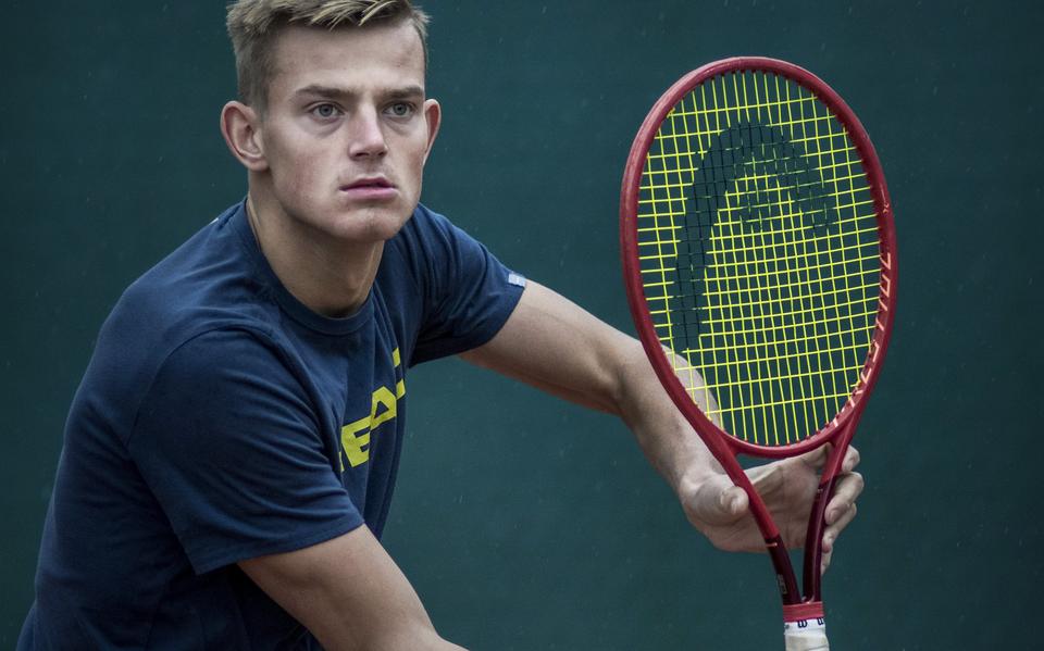 Niels Visker legt aan voor een backhand