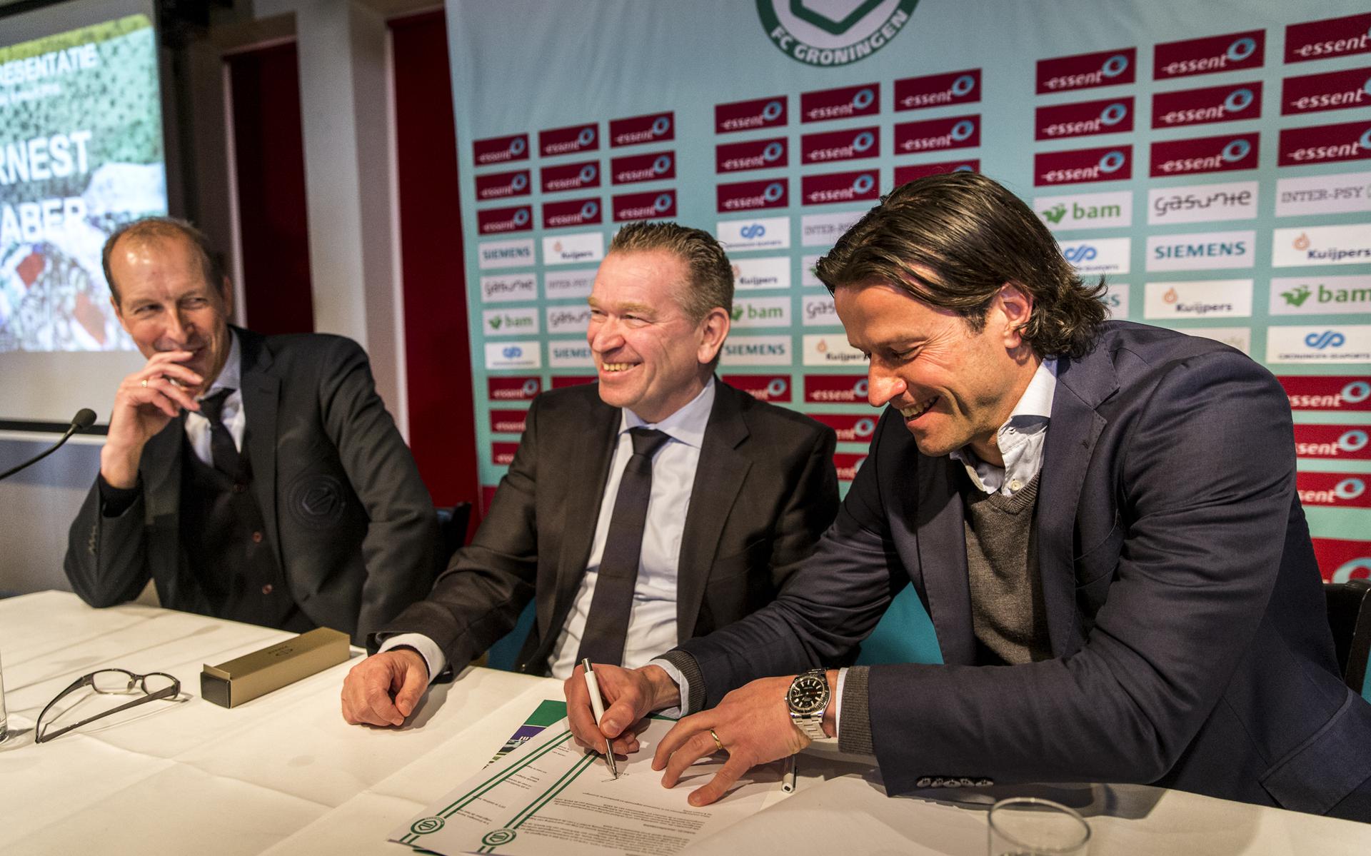 Faber tekent zijn contract bij FC Groningen. Foto: ANP/Siese Veenstra