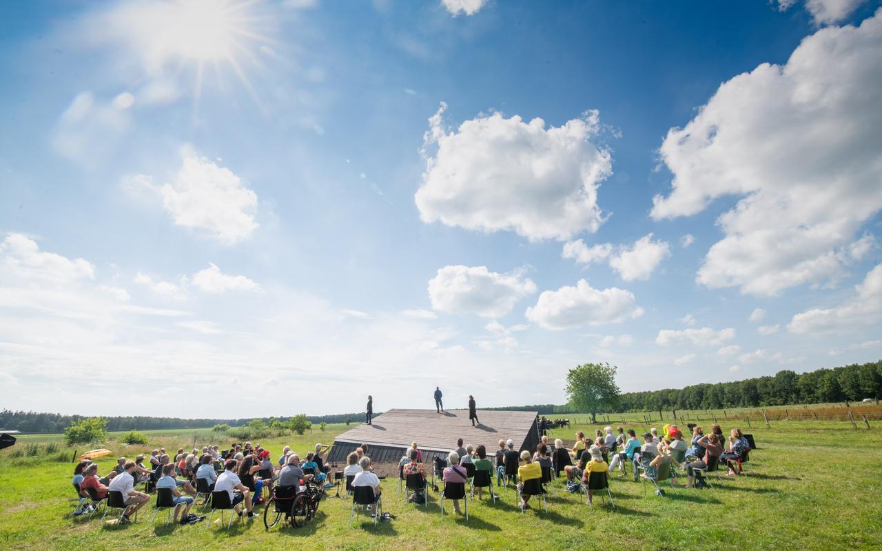 'Mestmoeders' van Peergroup, een dag na de luchtballonterreur. 'Mestmoeders' van Peergroup, een dag na de luchtballonterreur.