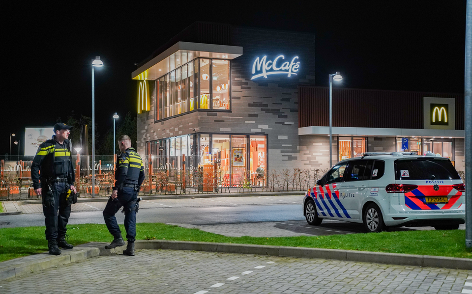 De politie doet onderzoek bij McDonalds in Eelderwolde.