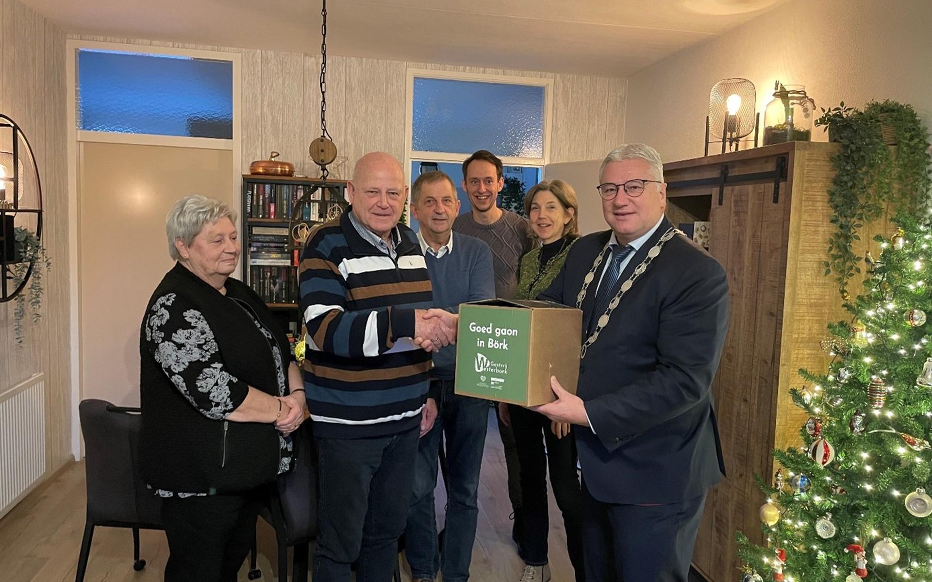 Burgemeester Jan Zwiers van Midden-Drenthe reikt eerst 'Börker Box' uit in Westerbork