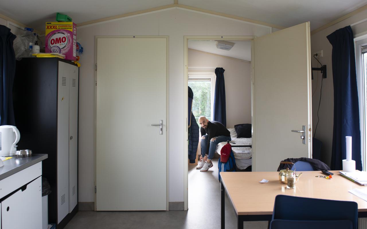 Een statushouder verblijft in een Fries asielzoekerscentrum, in afwachting van een reguliere woning.