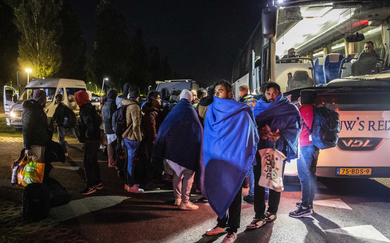 Asielzoekers stappen in Ter Apel in een bus naar de noodopvang in Stadskanaal. Woensdagavond lukte het wel om iedereen onderdak te bieden, dinsdagnacht sliepen ongeveer veertig mannen buiten. 