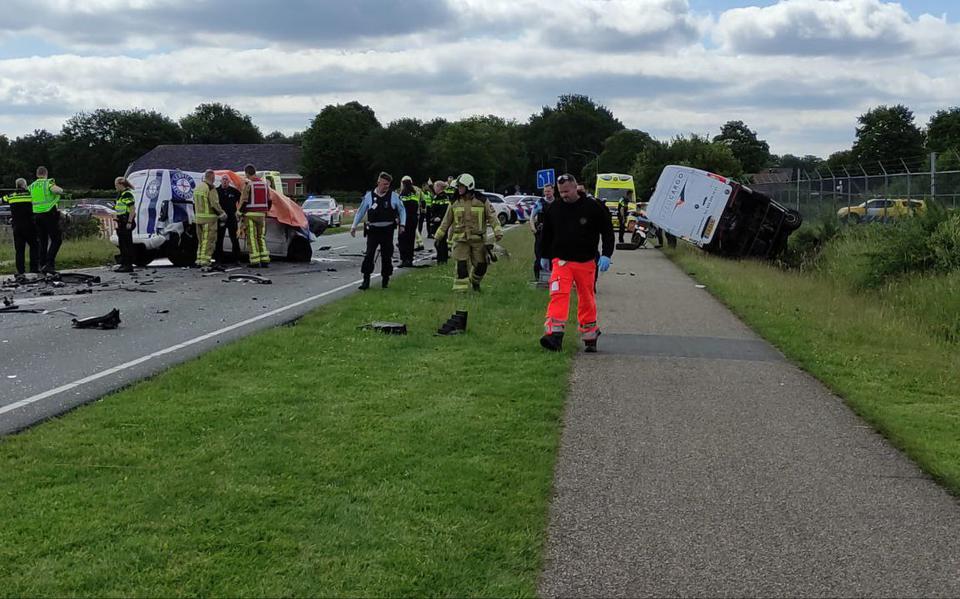 Meerdere personen gewond geraakt bij zwaar verkeersongeluk met meerdere voertuigen op Burgemeester J.G. Legroweg in Eelde.