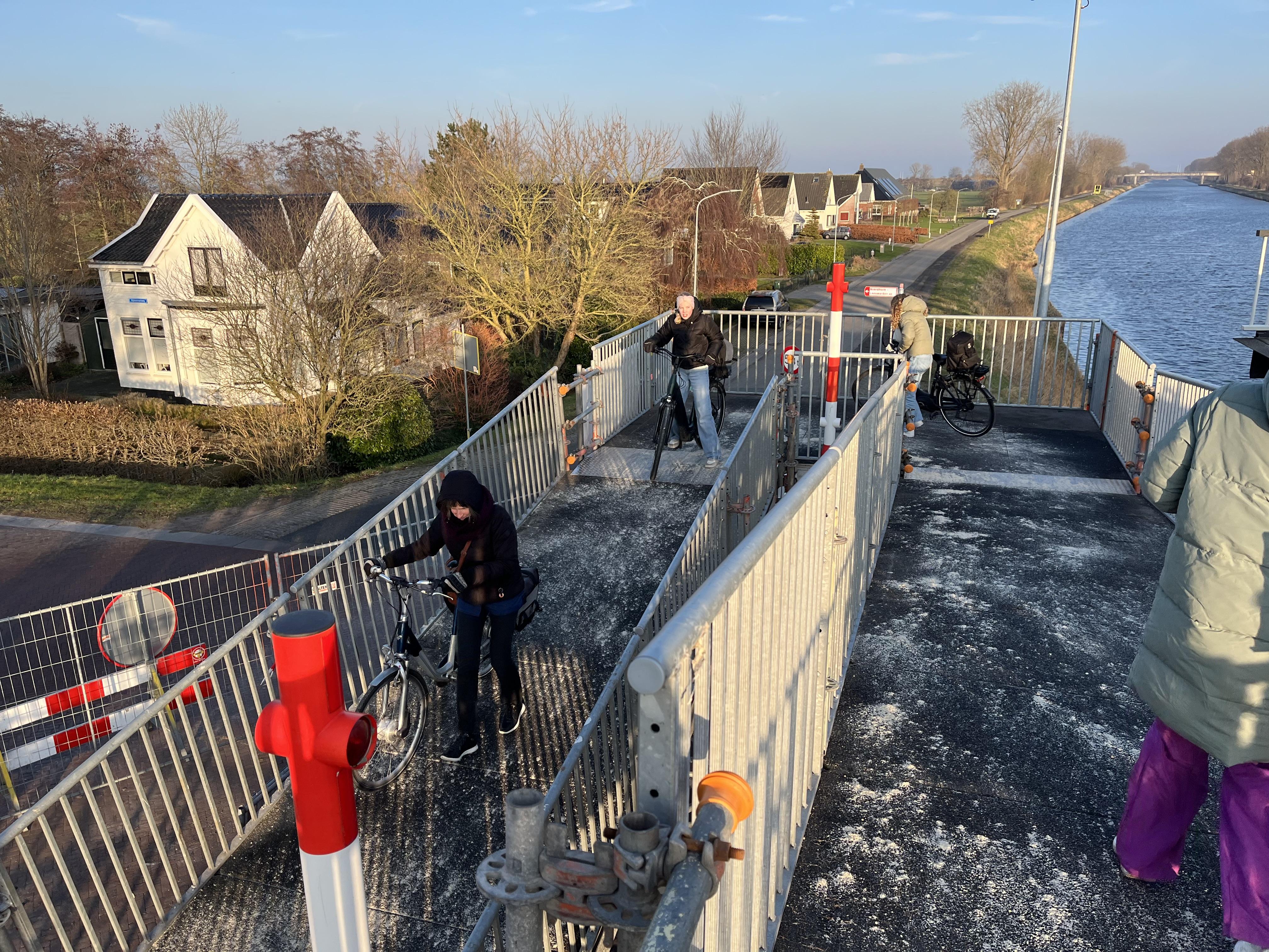 Stremming brug plaag voor bedrijven Noordhorn: ‘Klanten zonder auto bleven weg. Die misten we echt’