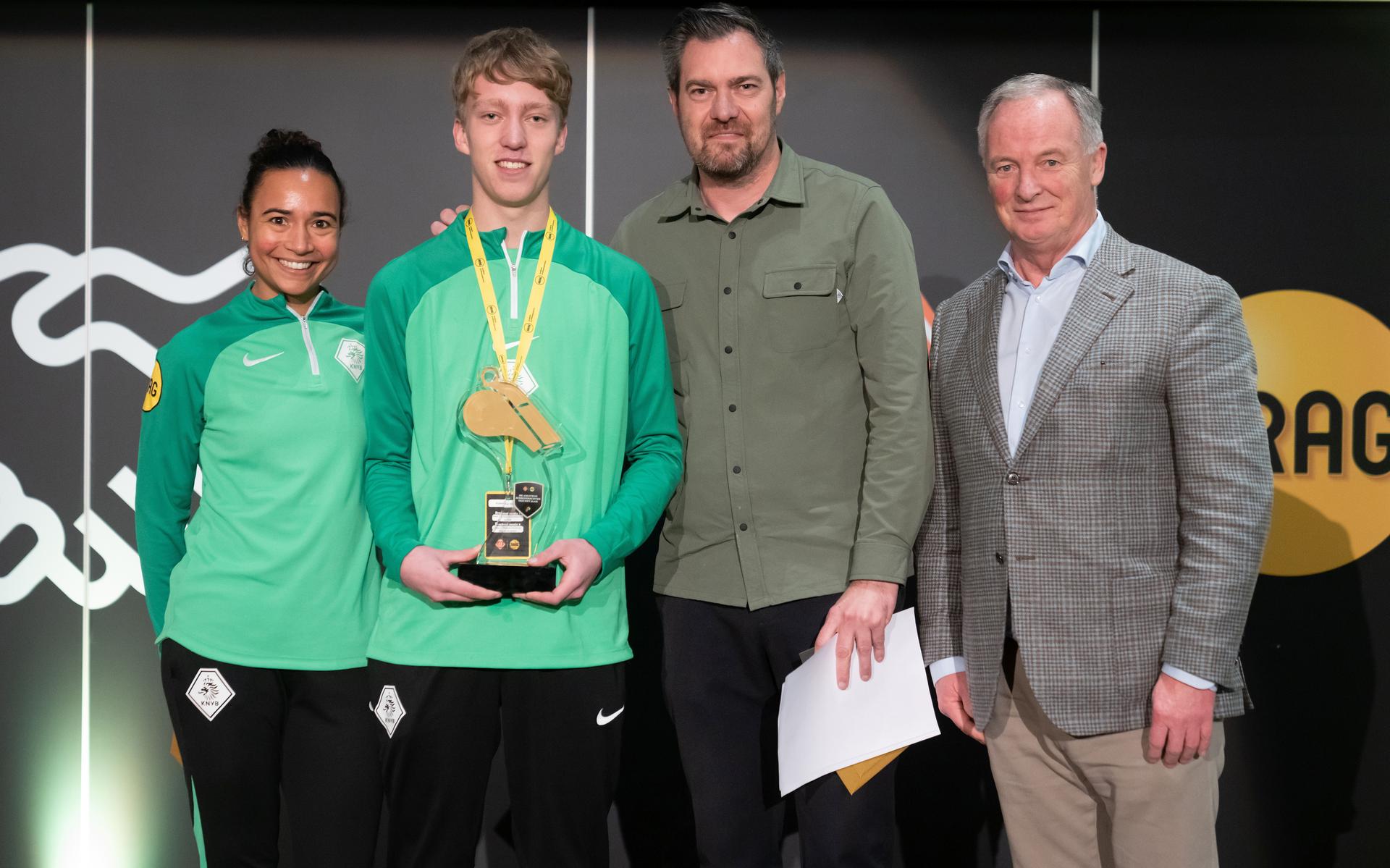 Ruben (17) uit Nieuw-Weerdinge is de beste amateurscheidsrechter van 2023. 'Het is fantastisch om me