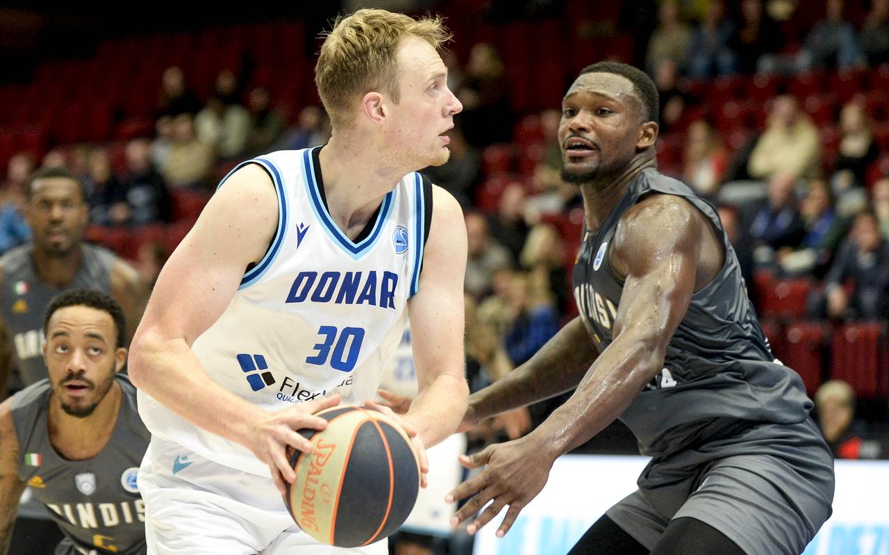 Olaf Schaftenaar (links), hier op archiefbeeld, schoot er dinsdagavond in Den Helder zes driepunters in voor Donar. Olaf Schaftenaar (links), hier op archiefbeeld, schoot er dinsdagavond in Den Helder zes driepunters in voor Donar.
