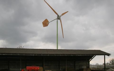 Een kleine windmolen op een boerenerf in Ezinge (gemeente Westerkwartier).