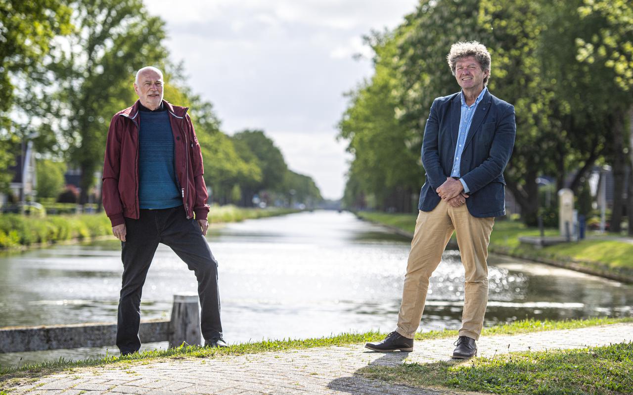 Schrijver Kees Opmeer (rode jas) en Peter Voerman, nazaat van de turffamilie Rahder, bij de vaart in Noordscheschut waar vroeger de turfschepen vaarden. 