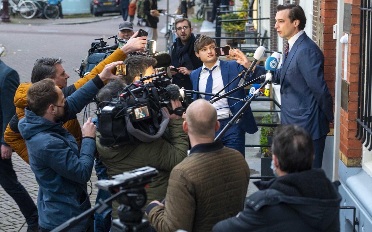 Thierry Baudet staat voor het partijkantoor van Forum voor Democratie de pers te woord over de ontstane situatie. Thierry Baudet staat voor het partijkantoor van Forum voor Democratie de pers te woord over de ontstane situatie.