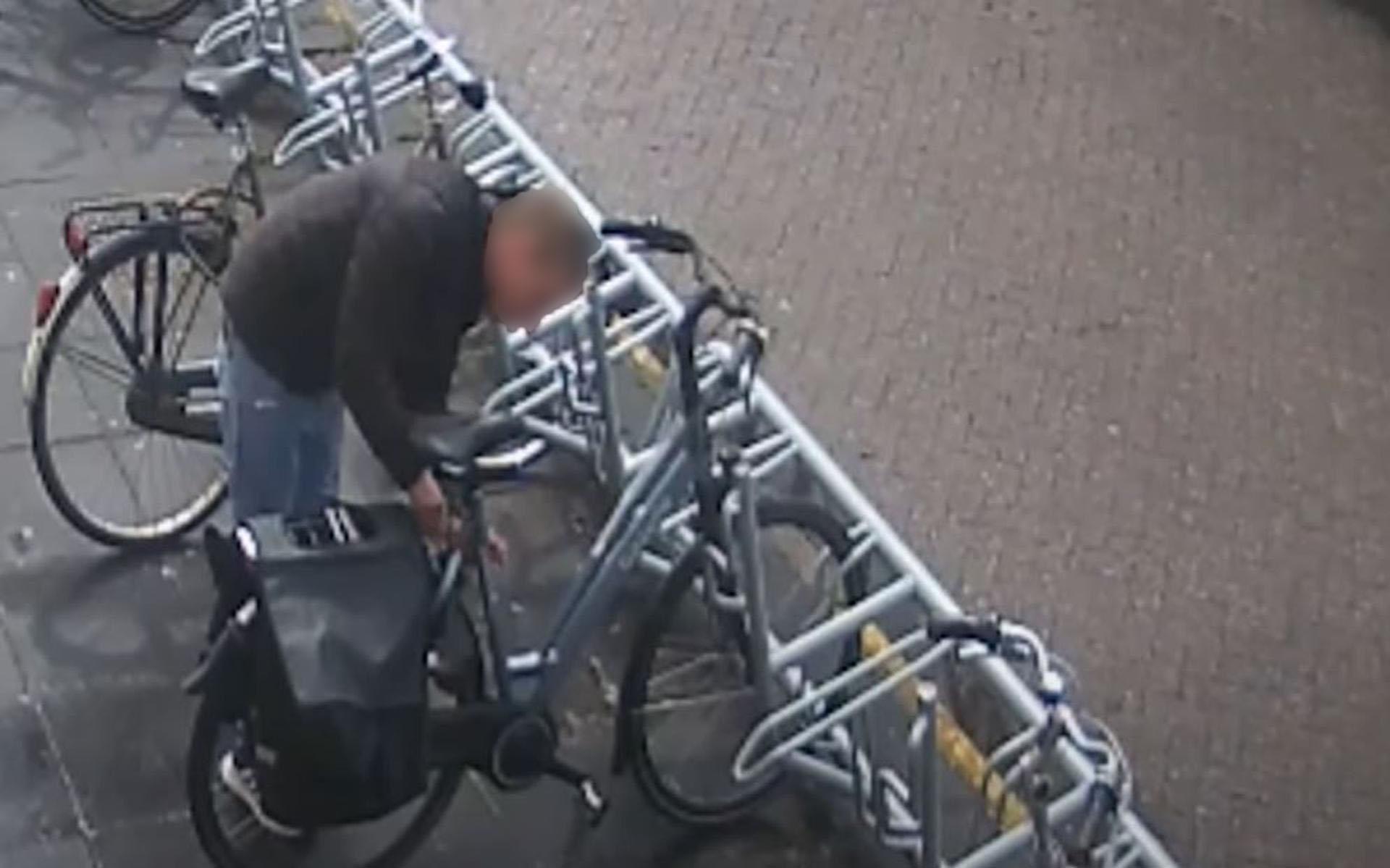 vroegrijp Pluche pop Vervorming Politie deelt beelden van 'geraffineerde' fietsdiefstal bij supermarkt in  Groningen - Dagblad van het Noorden