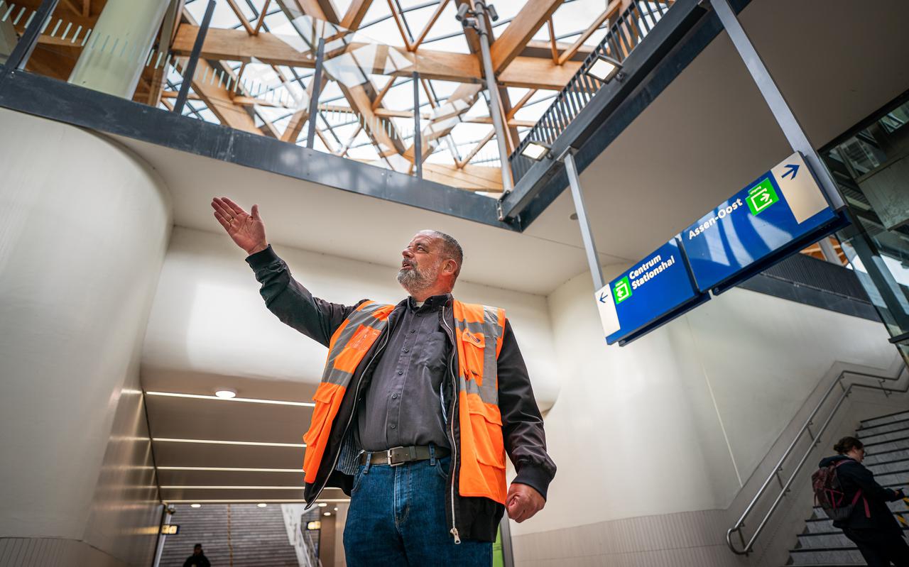 Stationsmanager Peter Ananias in de tunnel van station Assen.