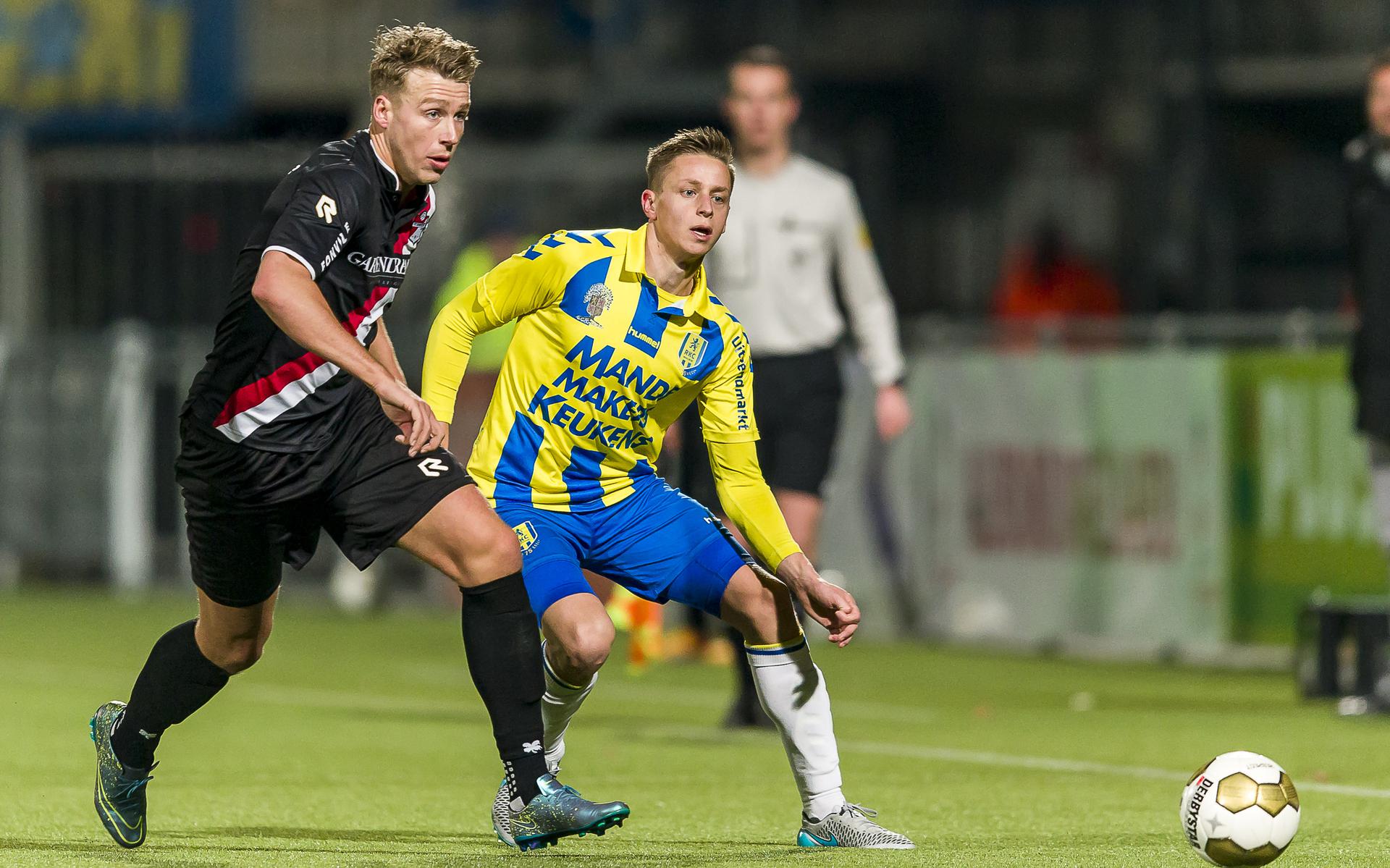 FC Emmen-speler Rick ten Voorde en RKC Waalwijk-speler Pieter Langedijk. FOTO TOIN DAMEN