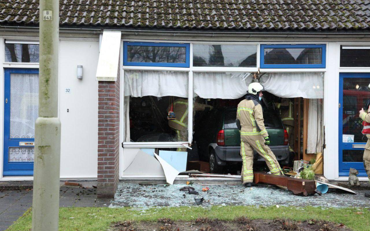 De verdachte is met zijn auto dwars door de voorpui gereden. Foto: Noordnieuws De verdachte is met zijn auto dwars door de voorpui gereden. Foto: Noordnieuws