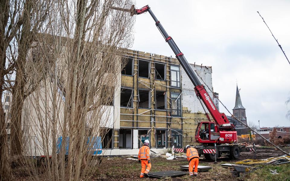 Het voormalige ziekenhuis in Winschoten wordt in een hoog tempo gesloopt.