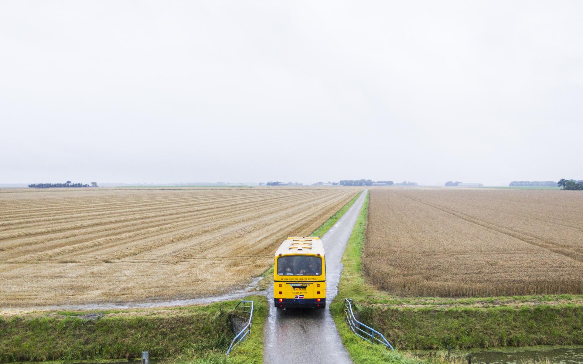 Een nostalgische GADO-bus uit het Nationaal Busmuseum in Hoogezand rijdt over een landbouwweggetje in het Oldambt, tijdens een excursie door de voormalige Graanrepubliek. Zelfs in de hoogtijdagen van het openbaar vervoer lag dit soort afgelegen weggetjes niet op de route van lijn 17.