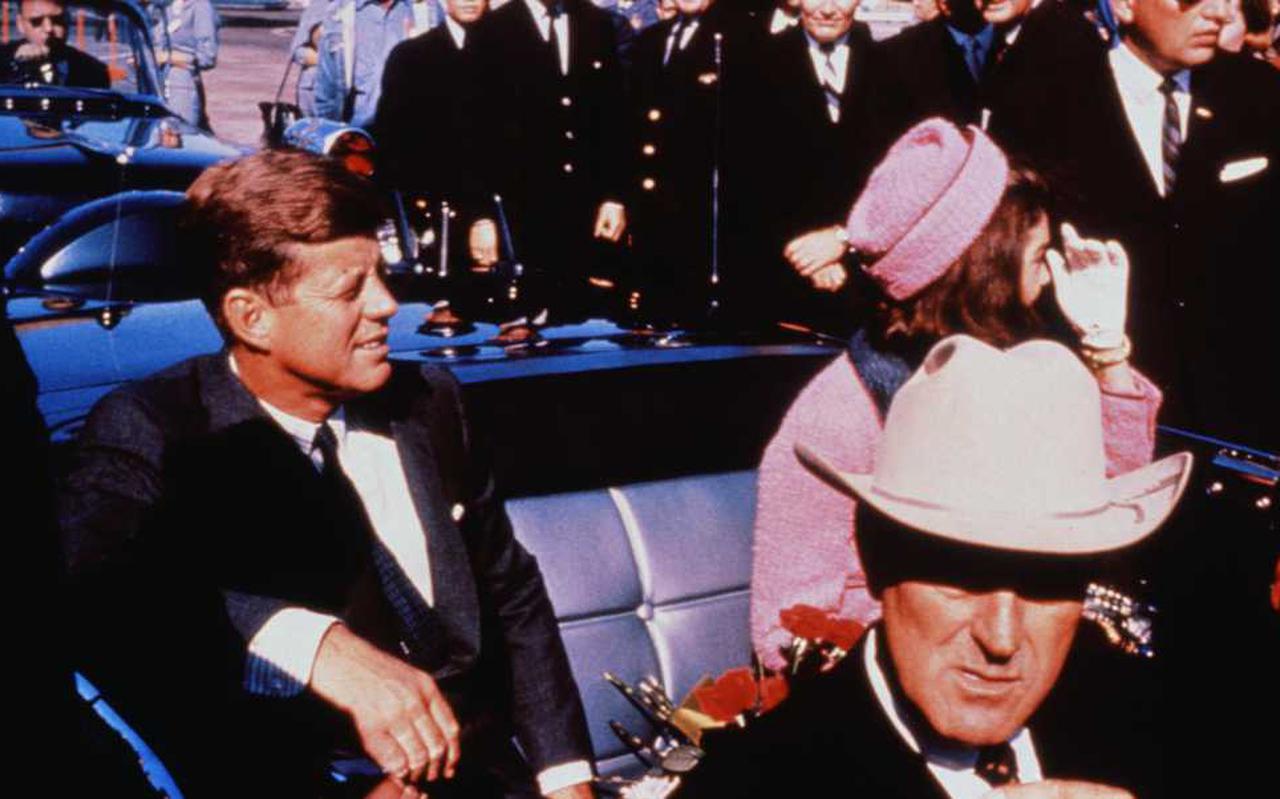 John F. Kennedy (links), First Lady Jacky Kennedy (rechts) en gouverneur John Connally van Texas (op de voorgrond) kort voor de aanslag.