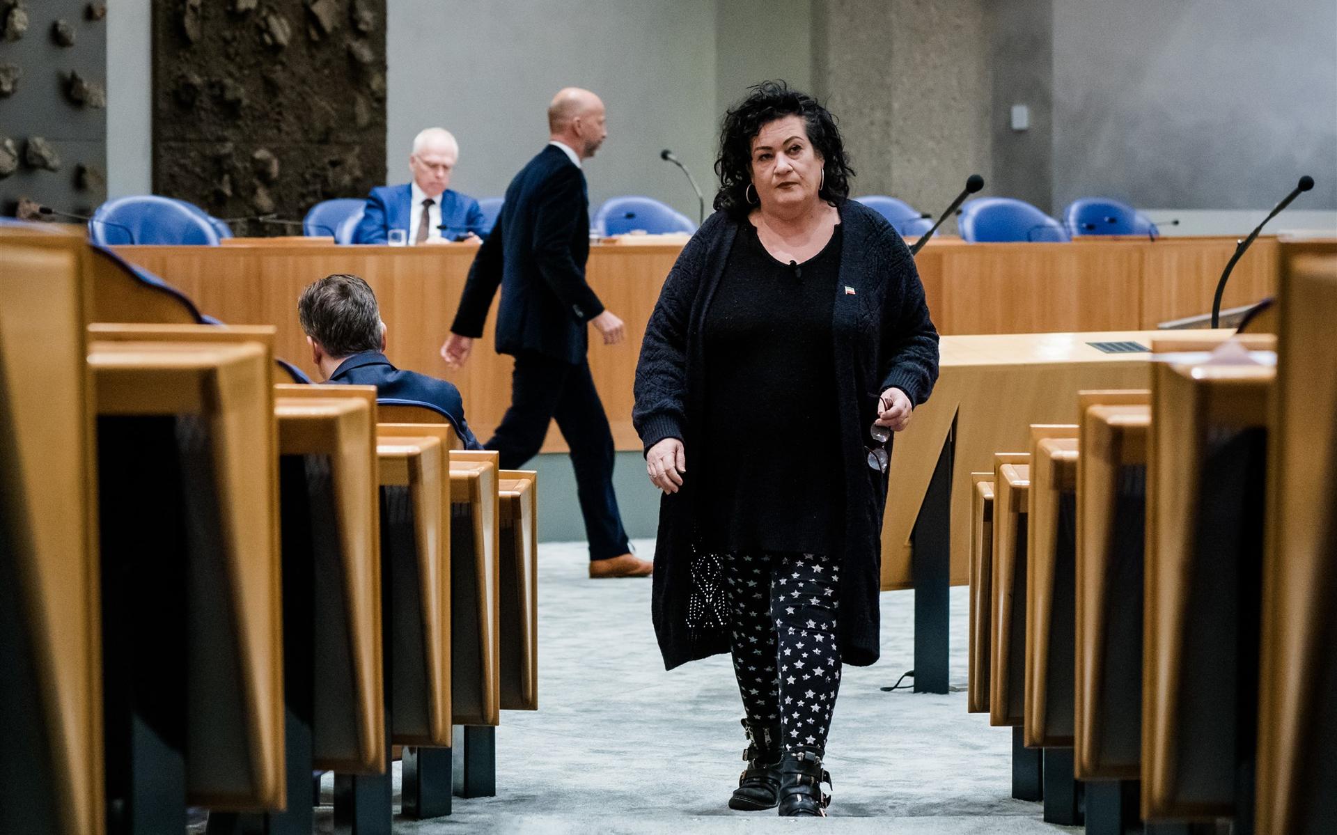 Caroline van der Plas in de Tweede Kamer, met op de achtergrond minister Piet Adema.