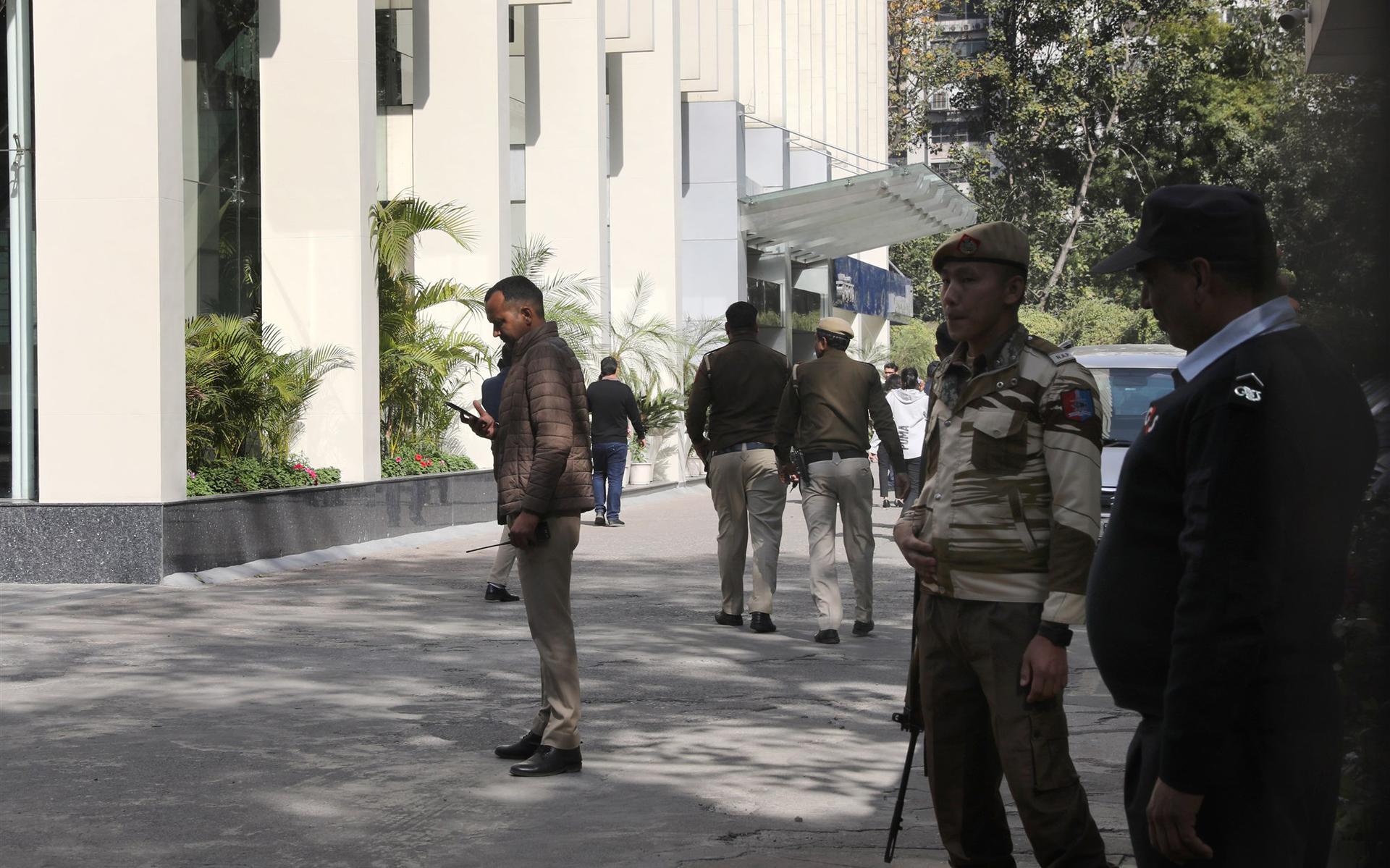 Indiase belasting-officieren buiten het BBC-kantoor in New Delhi.
