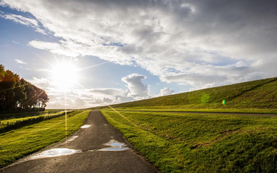 Waterschappen zorgen voor waterbeheer en voor de dijken, zoals de zeedijk langs de Eems-Dollard in Noordoost-Groningen.