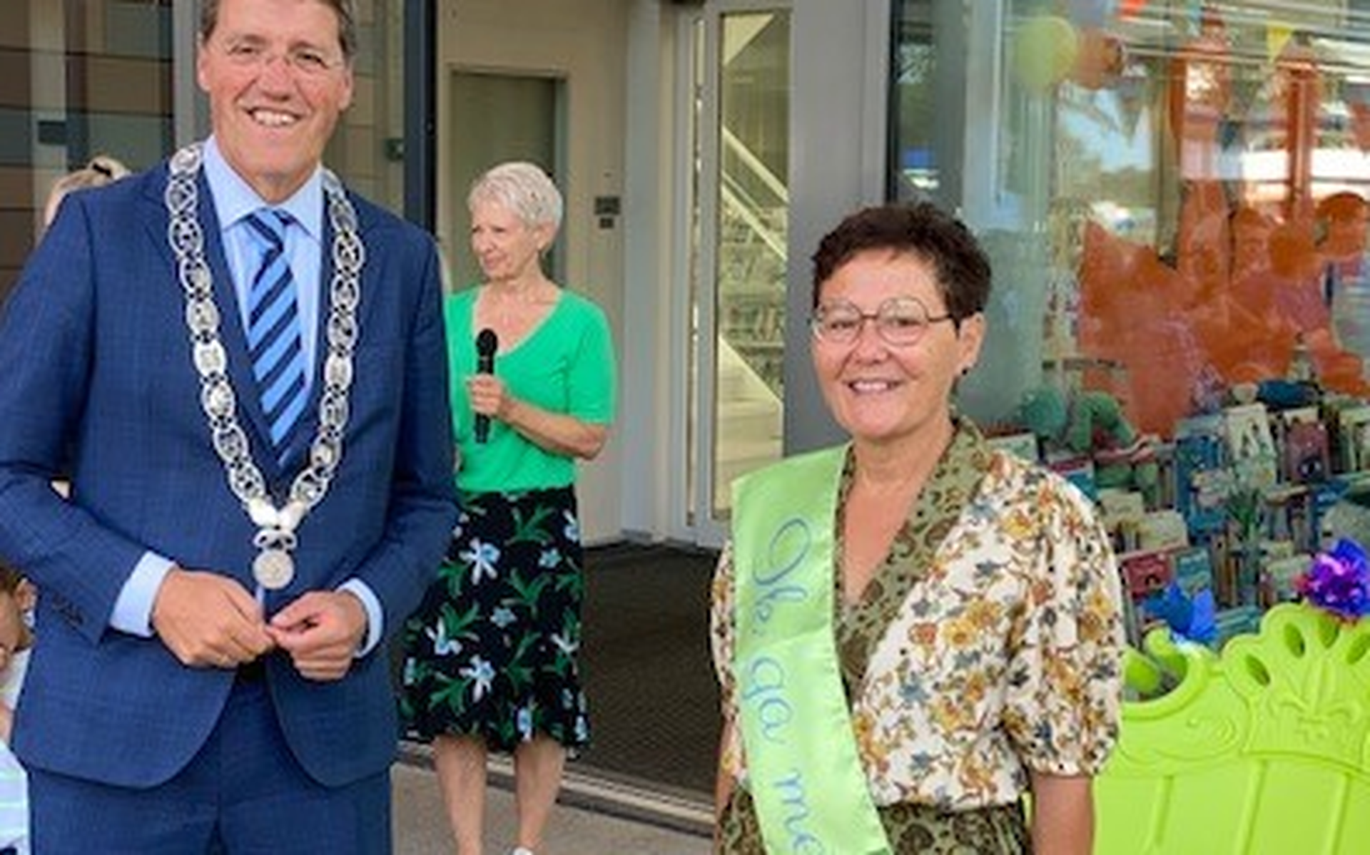 Juf Astrid Homan neemt na 43 jaar afscheid van basisschool De Kubus in Emmerhout. Zelfs burgemeester