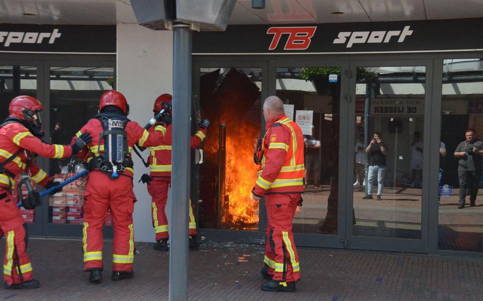 In de Kerkstraat in Veendam is brand uitgebroken in een winkel met sportartikelen. 