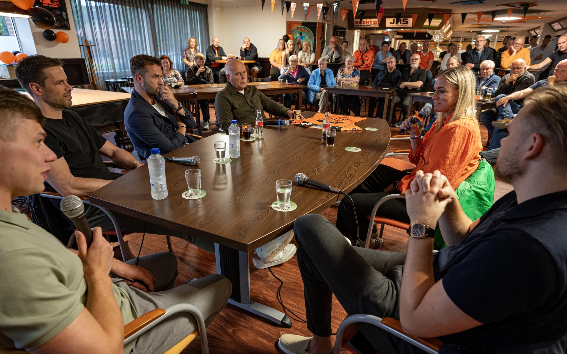 Fusie, kampioenschap en koekenbakker van een scheidsrechter. Het komt voorbij in de forumdiscussie b