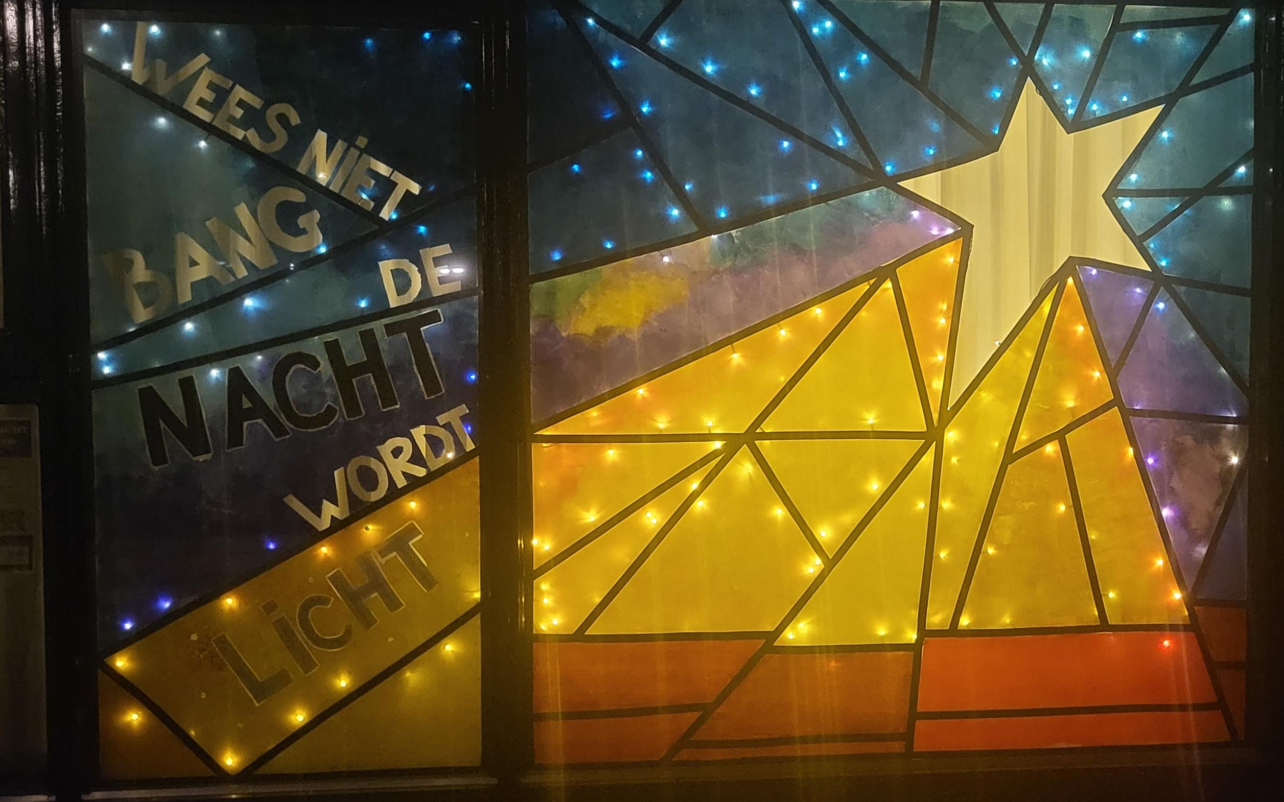 Versierde ramen verspreid over Westerbork in adventstijd. 'Ramen van hoop maken het dorp lichter'