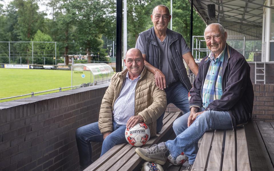 Wanny, Sip en Willem Bloemberg op het sportpark van FC Klazienaveen. In het grootste buitendorp van Emmen wordt honderd jaar in verenigingsverband gevoetbald.