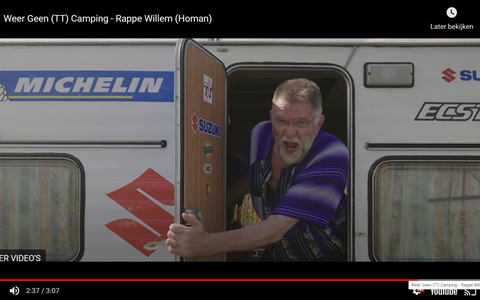 Willem 'de Rappe' Homan in de clip van zijn nieuwste TT-liedje: Weer geen camping!
