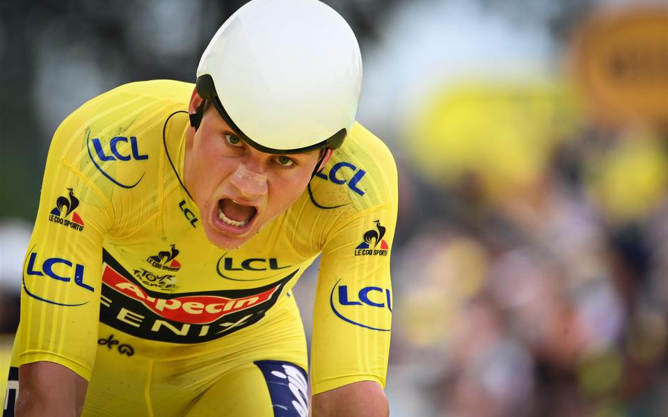Mathieu van der Poel passeert de finish in de vijfde etappe van de Tour de France 2021.