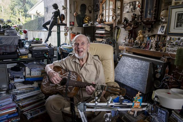 De man uit Yde die Afrika doorkruiste in een Goggomobiel wordt 100. ‘De mooiste periode uit mijn lev